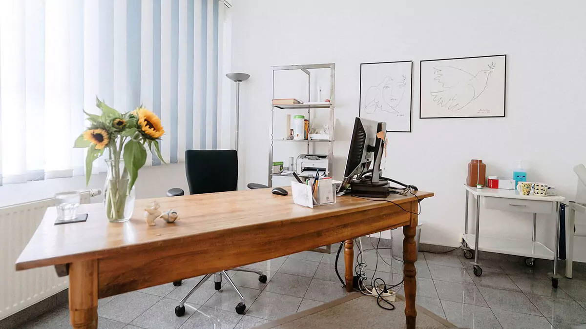 Behandlungszimmer mit Schreibtisch, Sonnenblumen